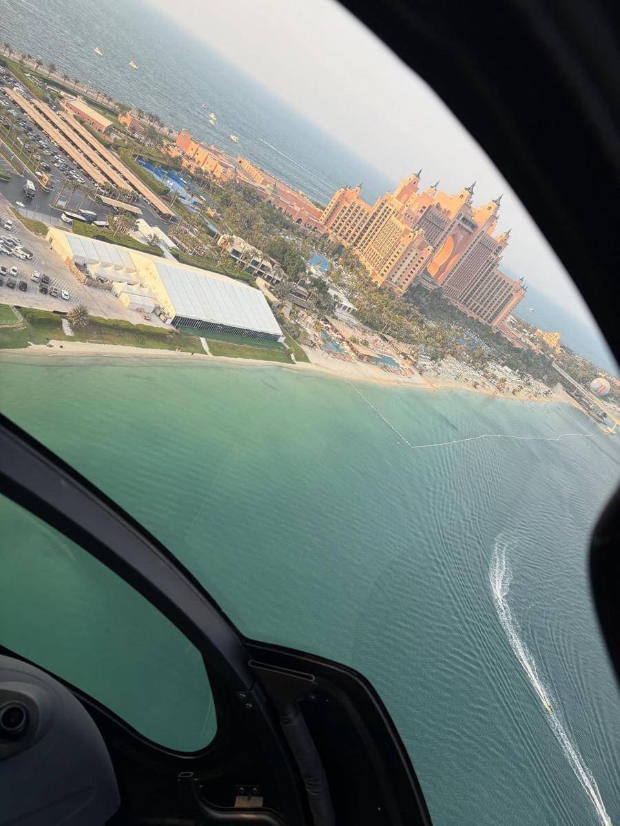 Zee JKT48 naik helikopter di Dubai