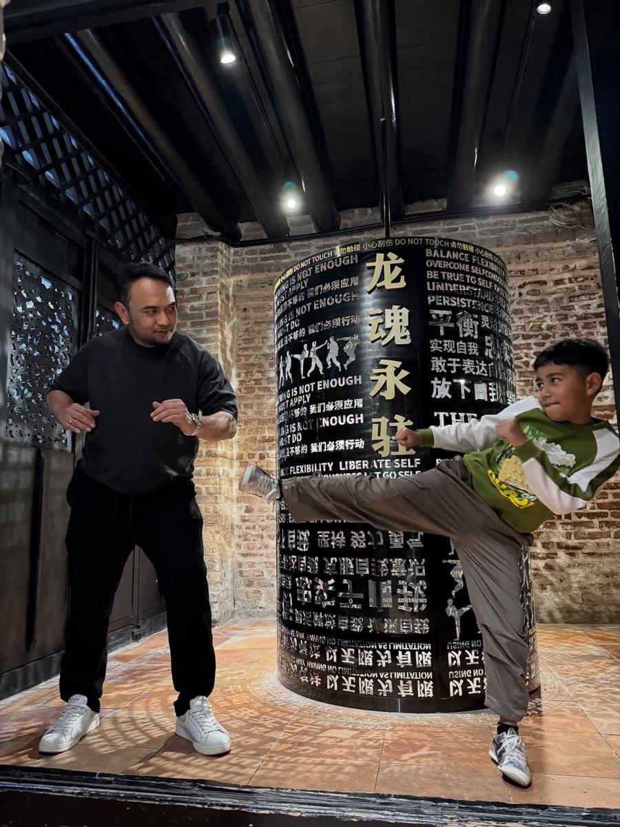 keluarga Meisya Siregar ke museum Bruce Lee