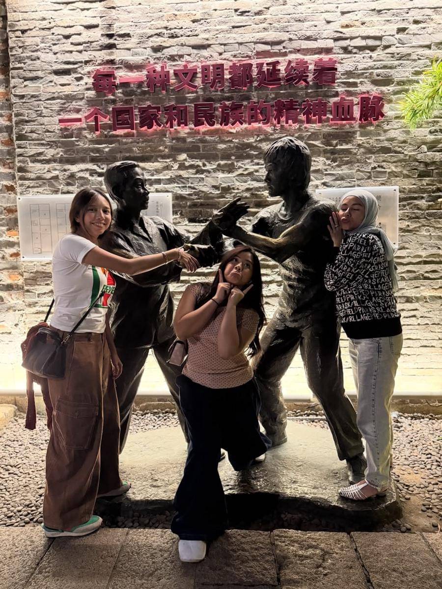 keluarga Meisya Siregar ke museum Bruce Lee