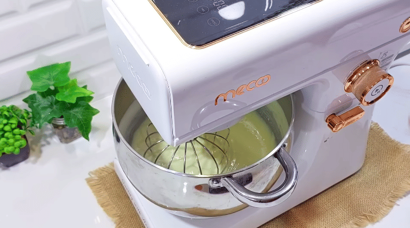 ilustrasi membuat adonan bolu tape lapis cokelat