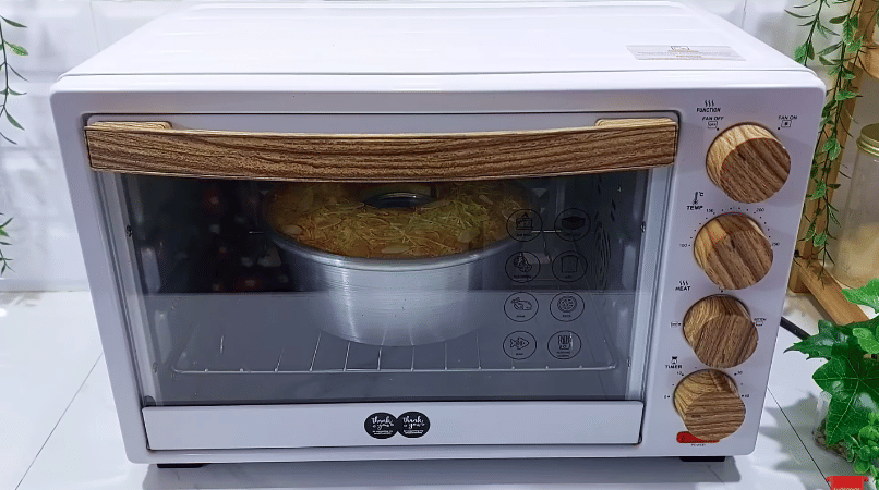 ilustrasi memanggang bolu tape lapis cokelat