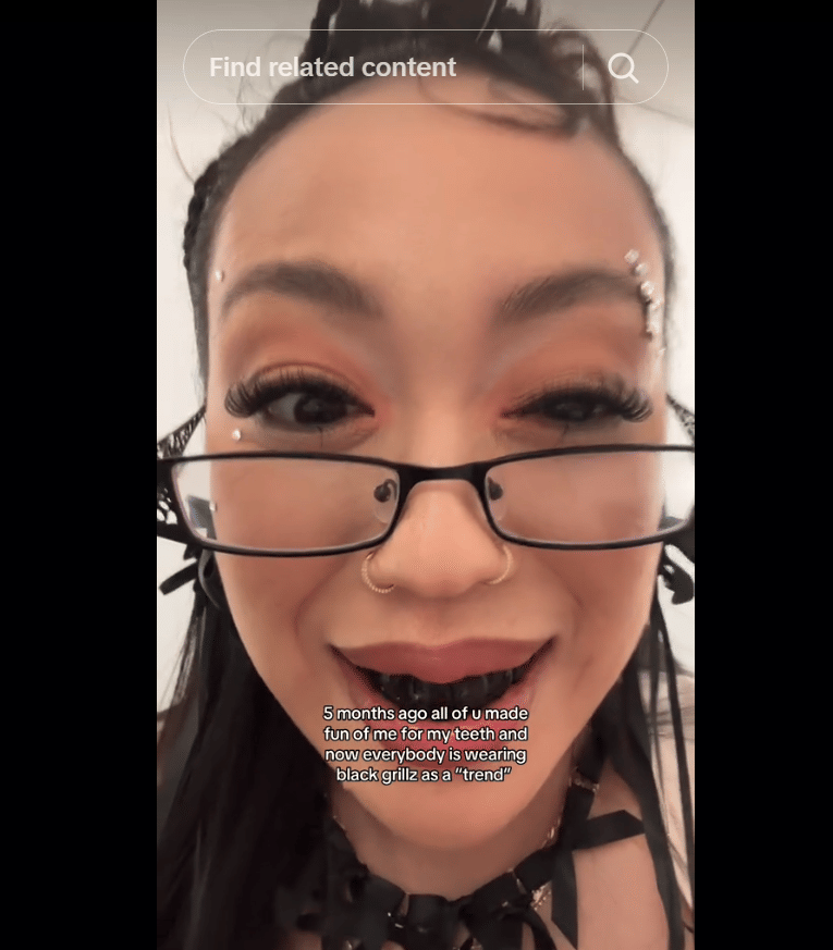 Sailorr saat menampilkan tren teeth blackening.