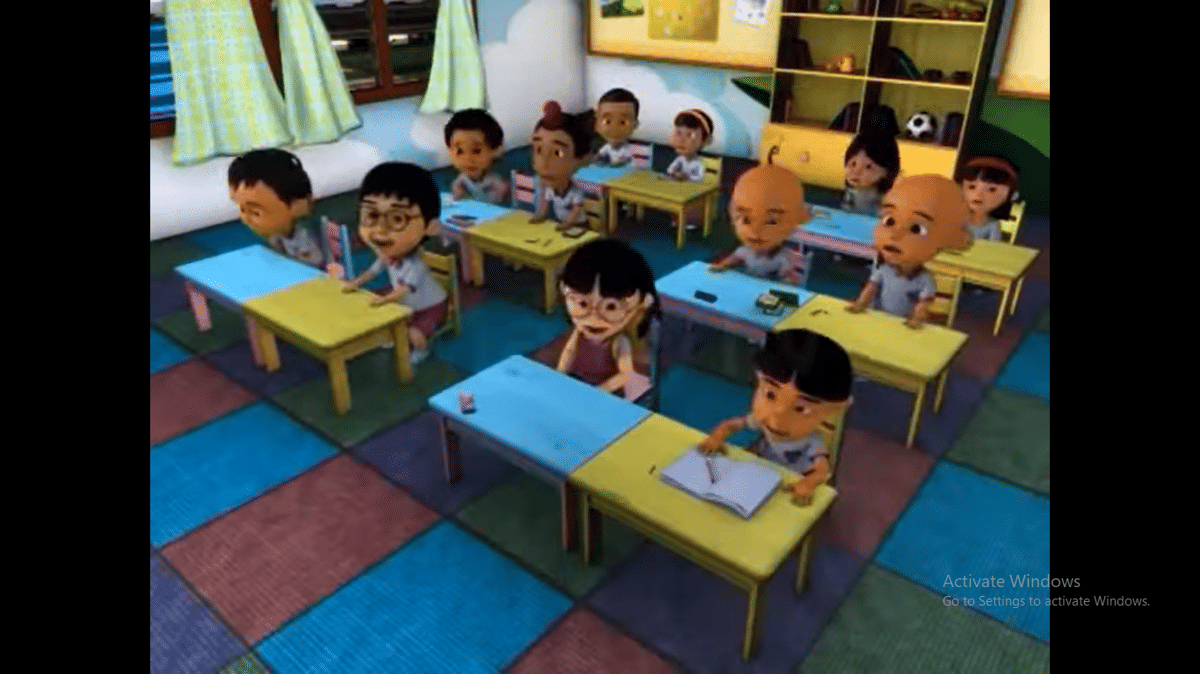 Fathiah memiliki rambut dengan poni belah ditengah dan menggunakan bando berwarna merah.