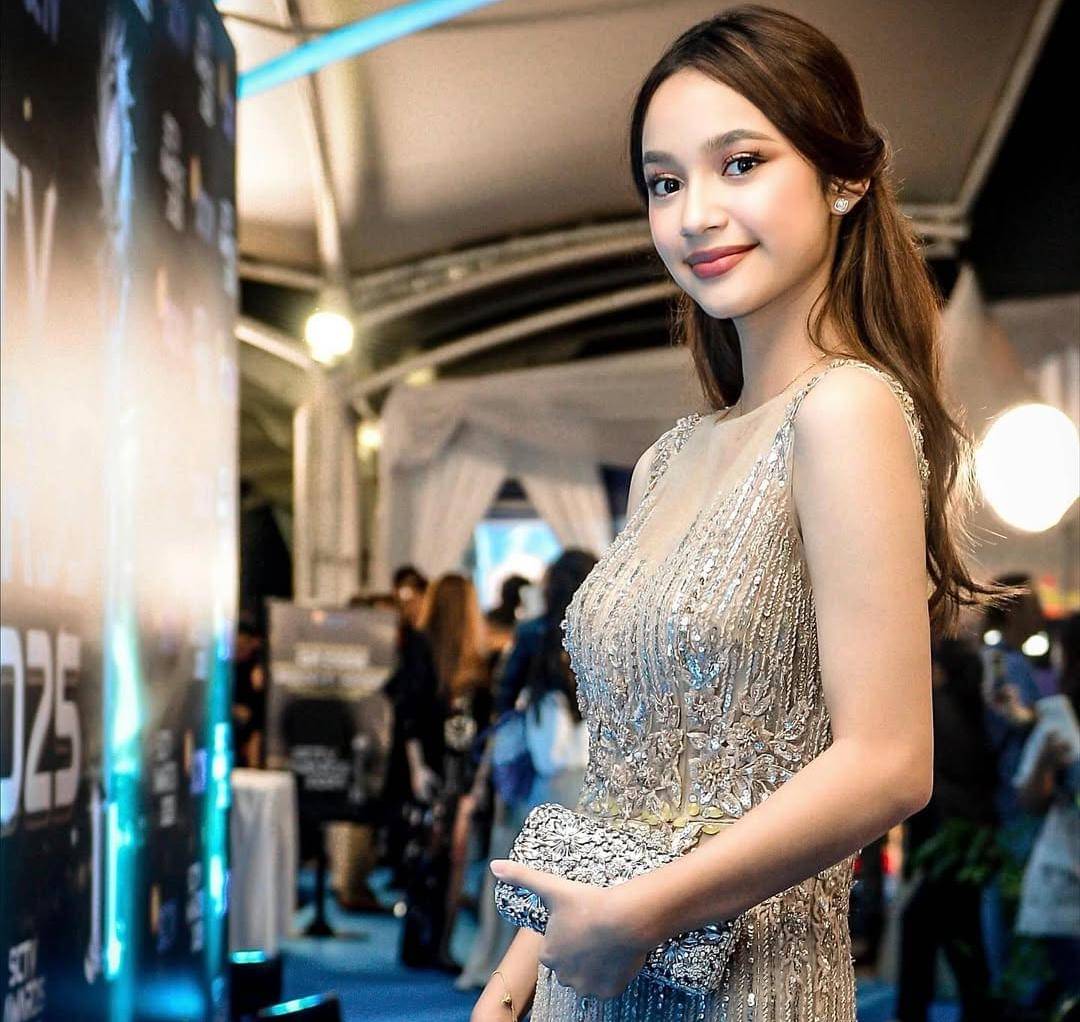 Inspirasi makeup ala Sydney Azkassya