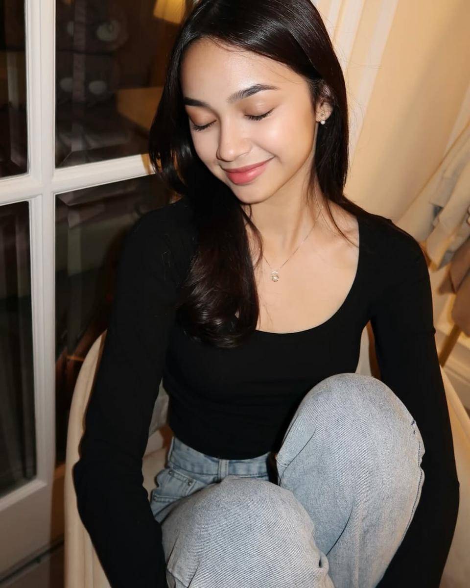 Inspirasi makeup ala Sydney Azkassya