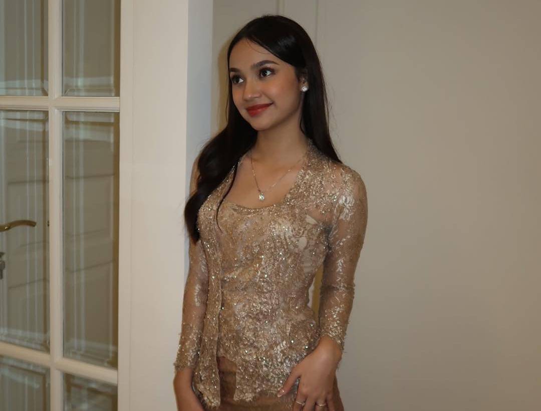 Inspirasi makeup ala Sydney Azkassya