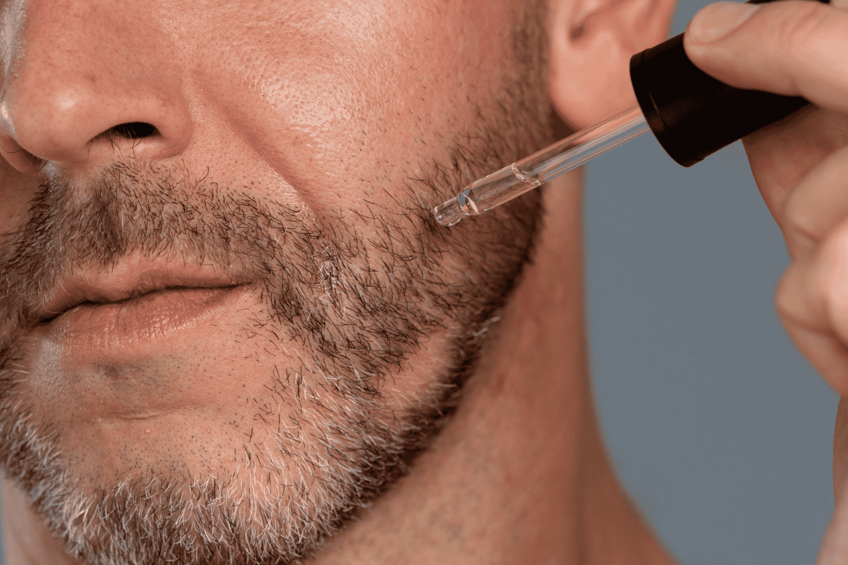 ilustrasi pria menggunakan serum vitamin C