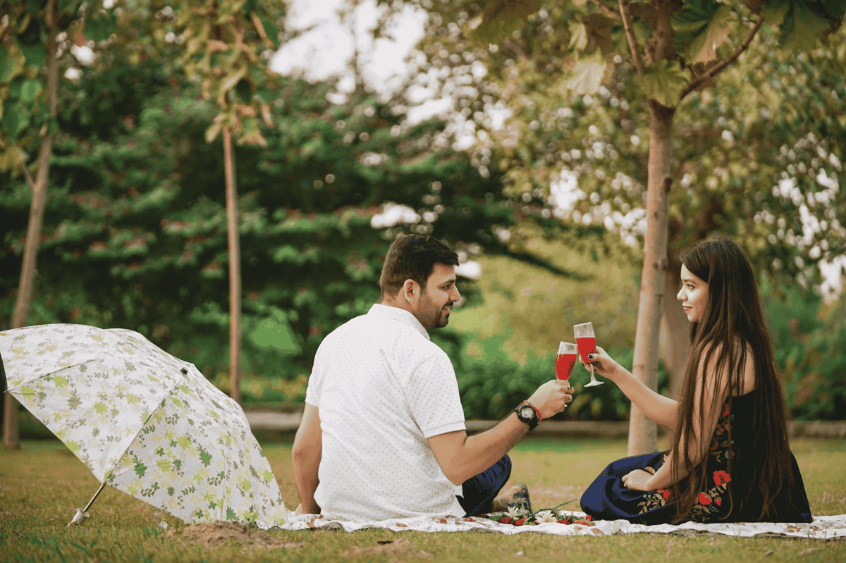 ilustrasi pasangan melakukan picnic date