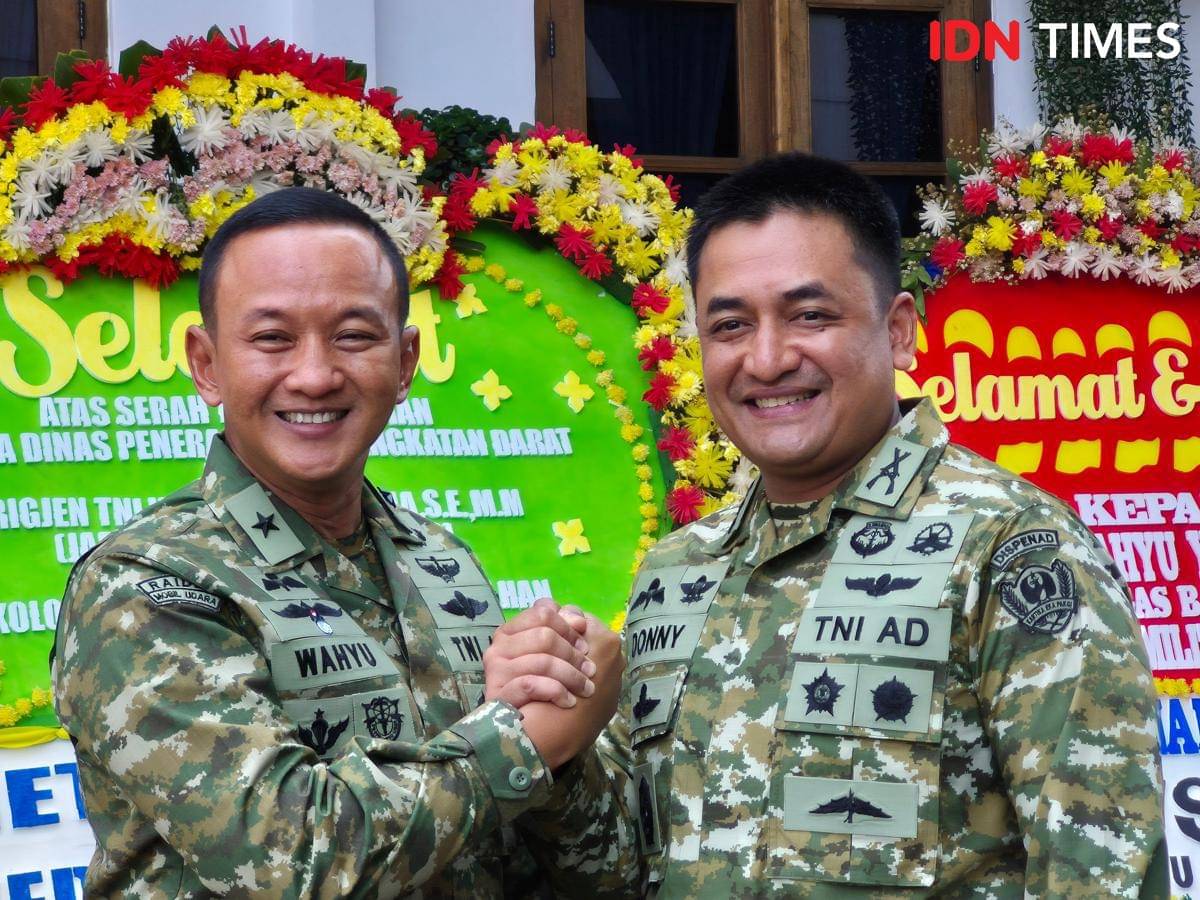 Brigjen TNI Wahyu Yudhayana (kiri) ketika melakukan serah terima jabatan Kadispenad kepada Kolonel Donny Pramono (kanan)