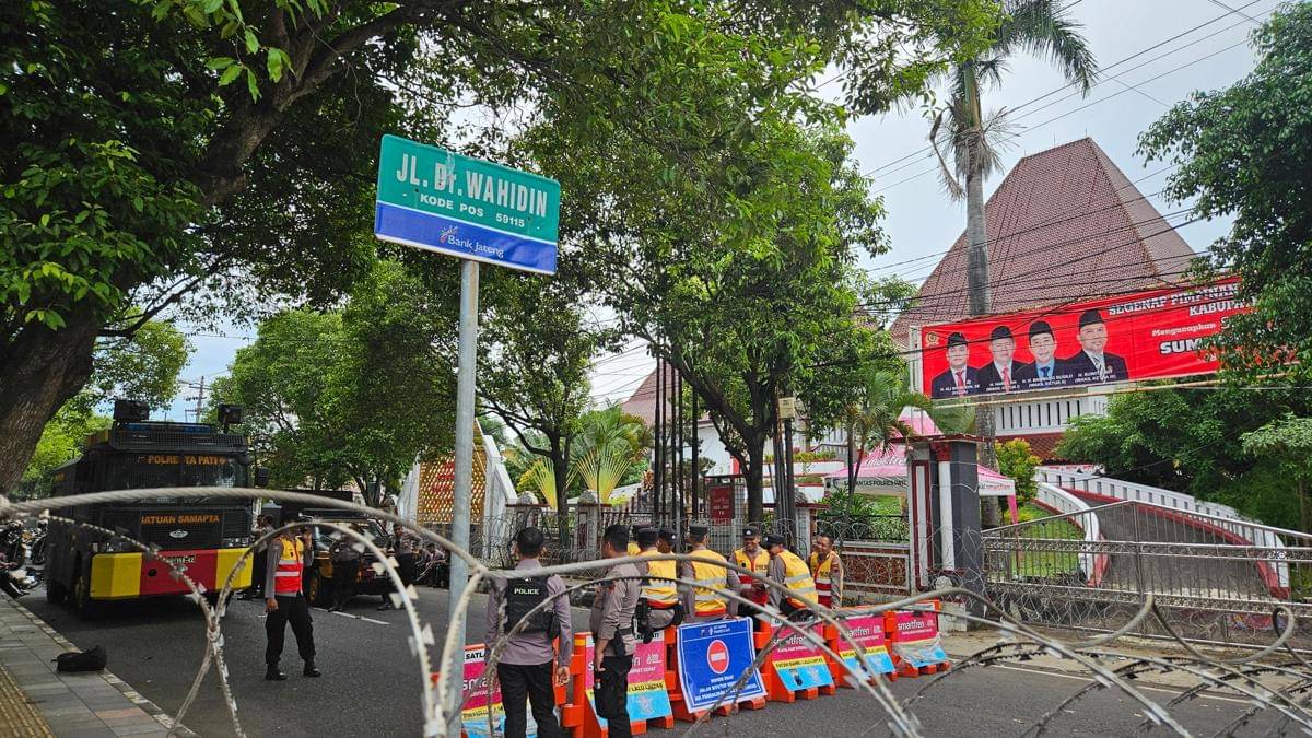 Aparat keamanan dari Polresta Pati, Polda Jateng dan Polres jajaran diterjunkan untuk mengamankan paripurna hak angket DPRD Pati terhadap kinerja Bupati Sudewo. (IDN Times/Bandot Arywono)