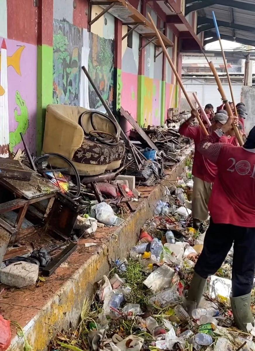 pembersihan sampah di area rumah pompa.jpeg