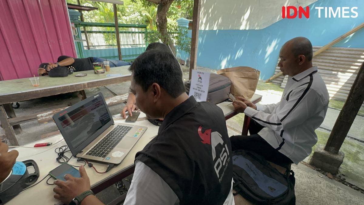 Lapak Login PSI di depan rumah Jokowi. (IDN Times/Larasati Rey)