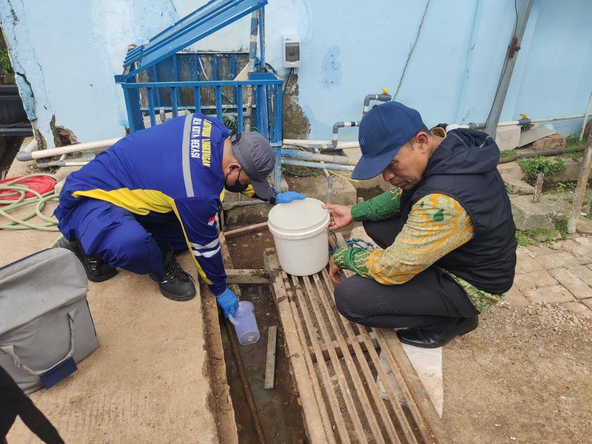DLH Kota Bekasi ambil sampel air limbah dapur MBG yang diduga cemari lingkungan. (Dokumen Pemkot Bekasi)