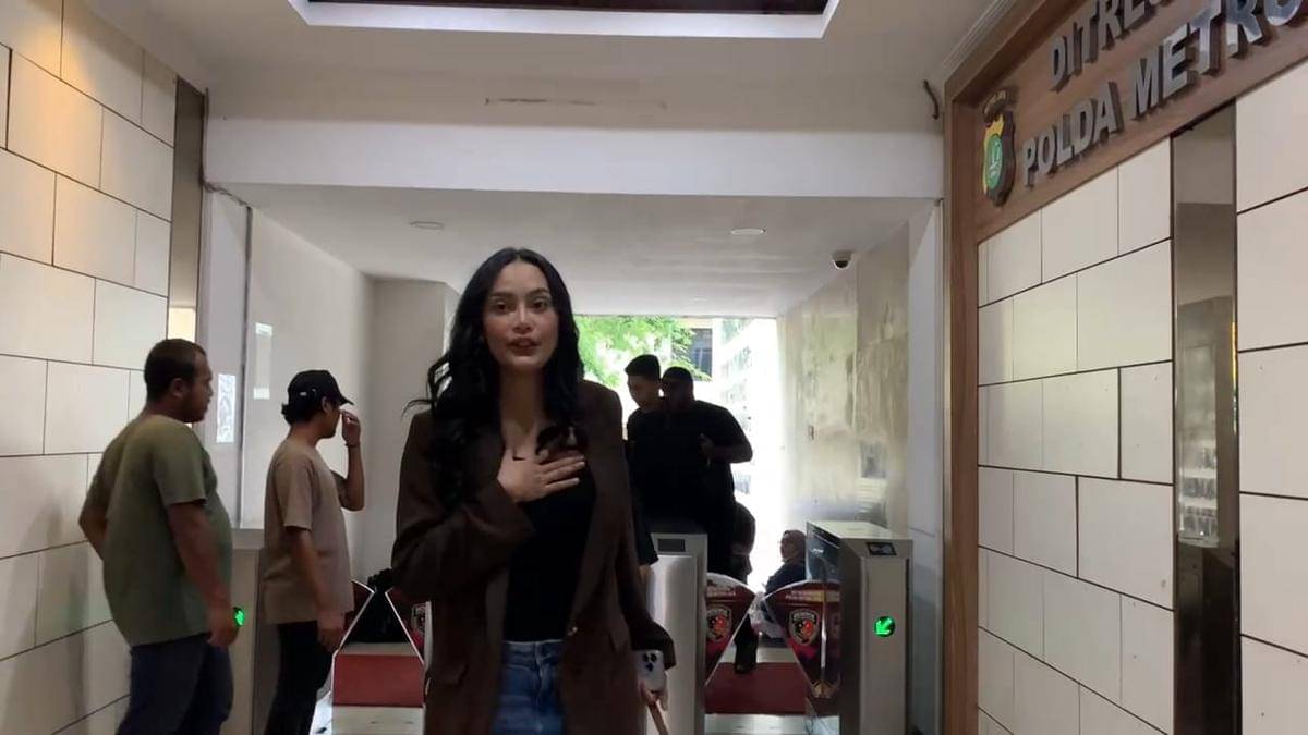 Erika Carlina di Polda Metro Jaya pada hari ini (30/10/2025). (Istimewa)