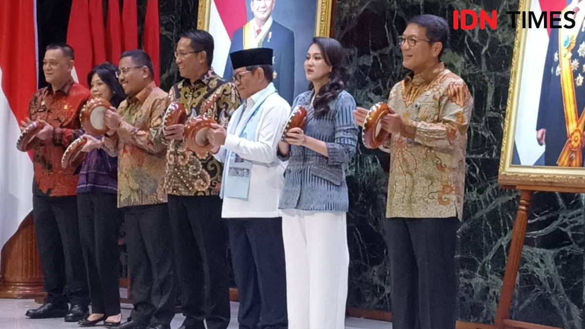 Gubernur DKI Jakarta Pramono Anung dan Menteri Hukum Supratman Andi Agtas meresmikan Pembentukan POSBANKUM, Balaikota Provinsi DKI Jakarta, Jumat (31/10/2025). (IDN Times/Dini Suciatiningrum)