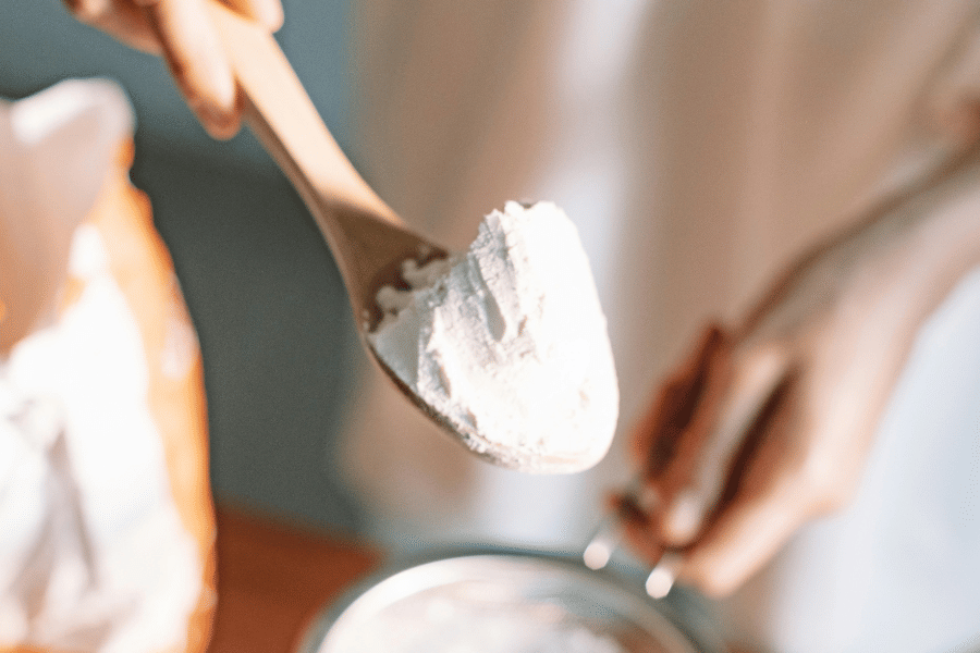 Potret satu sendok makan tepung terigu