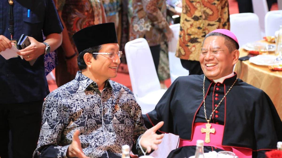 Menteri Agama Nasaruddin Umar (kiri) saat menghadiri Perayaan Dedikasi dan Peresmian Gereja Katolik Katedral Makassar, Kamis (30/10/2025). (dok. Istimewa)