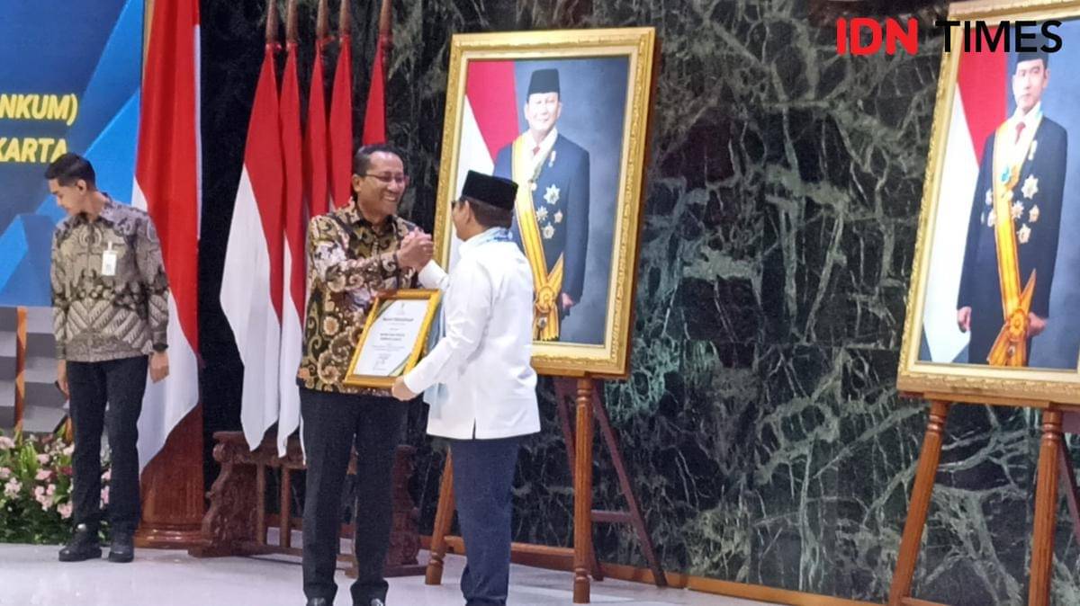 Gubernur DKI Jakarta Pramono Anung dan Menteri Hukum Supratman Andi Agtas meresmikan Pembentukan POSBANKUM, Balaikota Provinsi DKI Jakarta, Jumat (31/10/2025). (IDN Times/Dini Suciatiningrum)