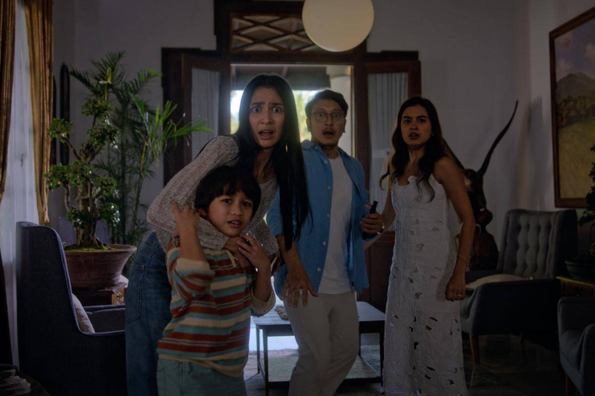 Still cut film Indonesia Abadi Nan Jaya