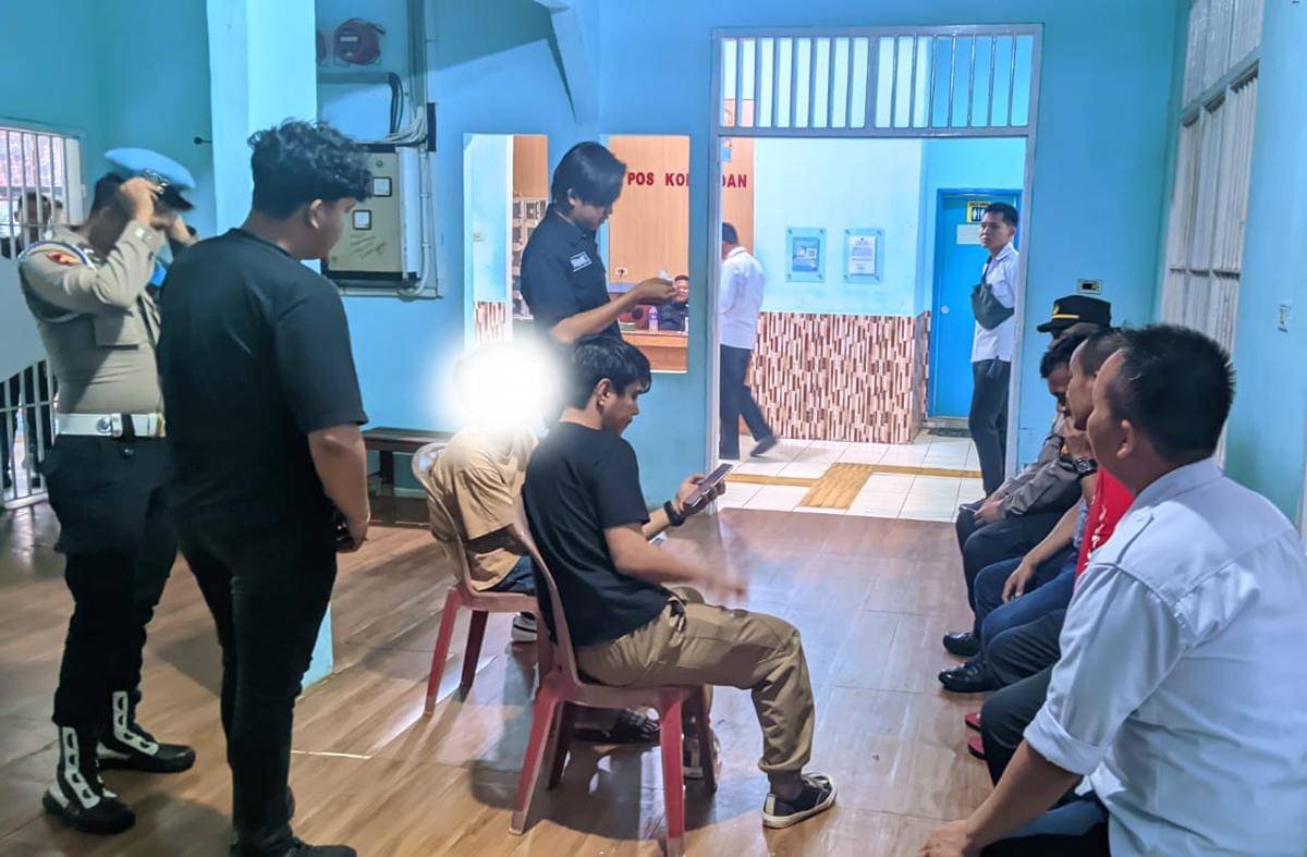 Petugas Lapas Kotabumi dan Polres Lampung Utara memeriksa barang bawaan pelaku YP.