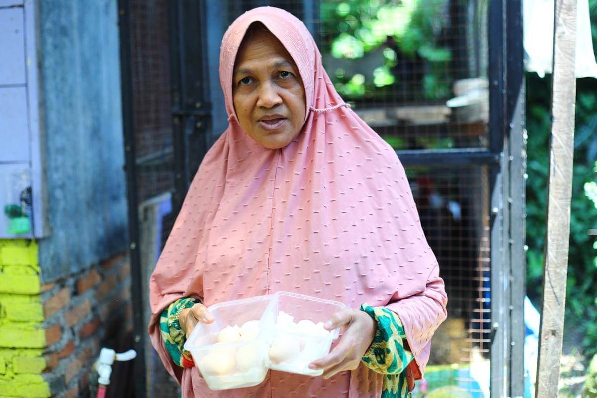 Mihruniah memamerkan telur-telur dari ayam kampung peliharaannya di Kelurahan Banjar, Kecamatan Siantar Barat, Kota Pematangsiantar (IDN Times/Doni Hermawan)