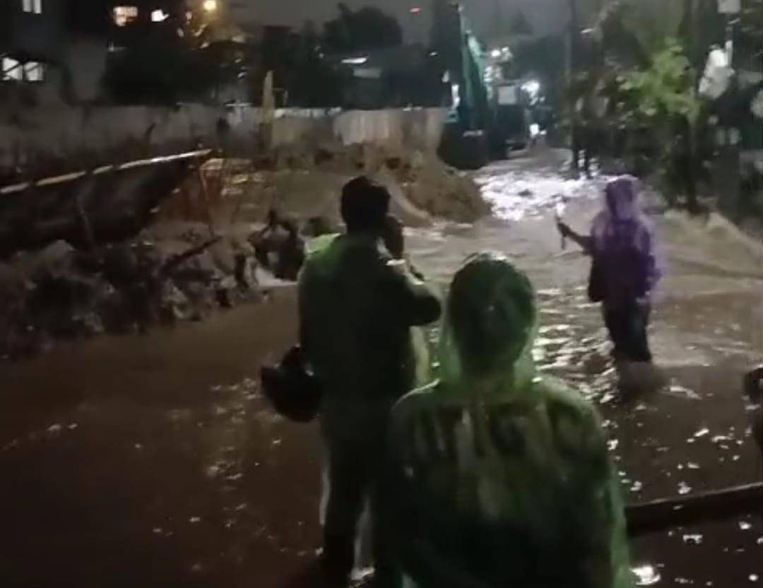 Tanggul di Pondok Kacang Prima Tangsel jebol picu banjir (Dok. IDN Times/mbah)