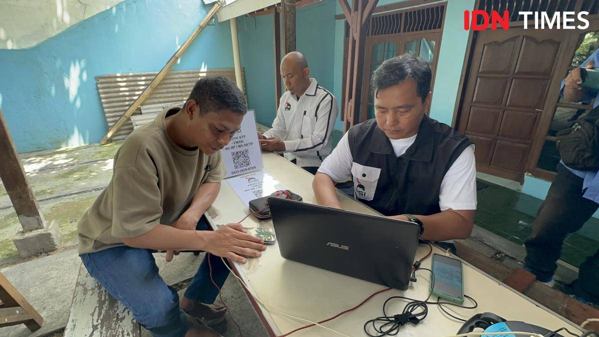 PSI membuka lapak login di depan rumah Jokowi. (IDN Times/Larasati Rey)