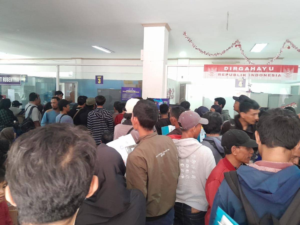 Hari terakhir pemutihan pajak, warga padati Samsat Serang