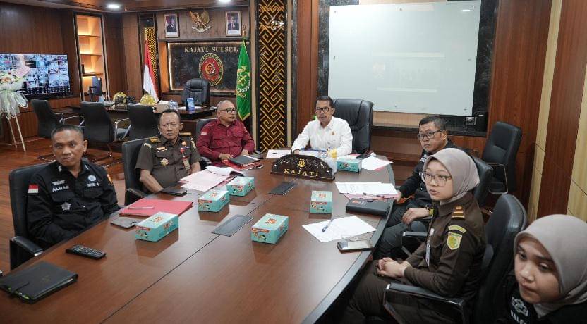 Kajati Sulsel, Didik Farkhan Alisyahdi bersama jajaran JPU saat rapat virtual pemberian RJ terhadap MT, pelaku penganiayaan ringan / Foto : Istimewa