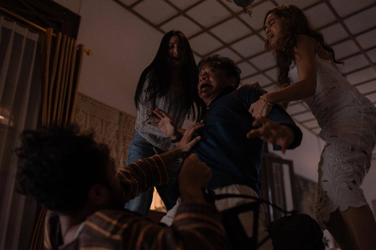 Still cut film Indonesia Abadi Nan Jaya