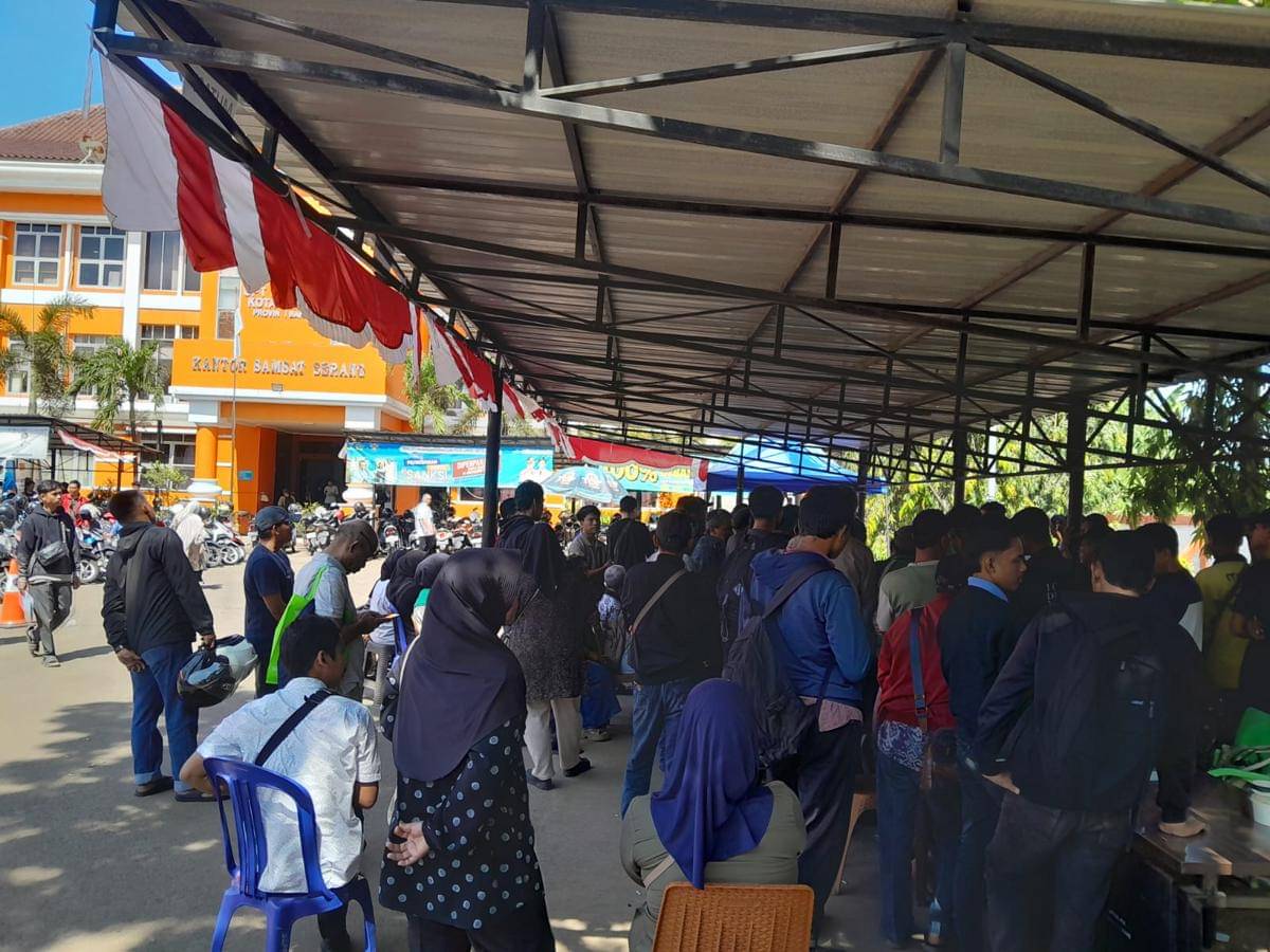 Hari terakhir pemutihan pajak, warga memadati Samsat Serang