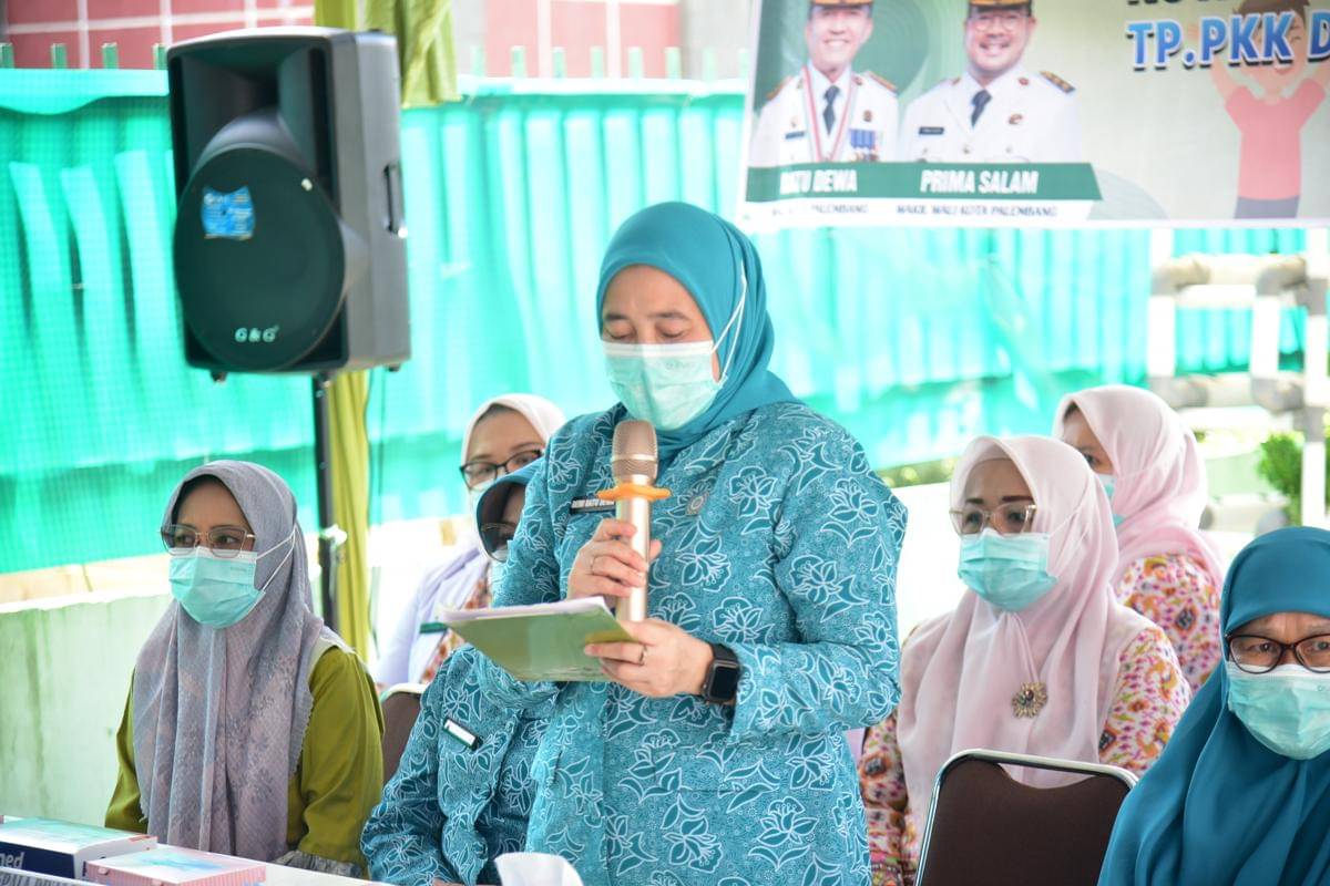 Ketua PKK Palembang Dewi Ratu Dewa saat membagikan program PMT terhadap pasien TBC