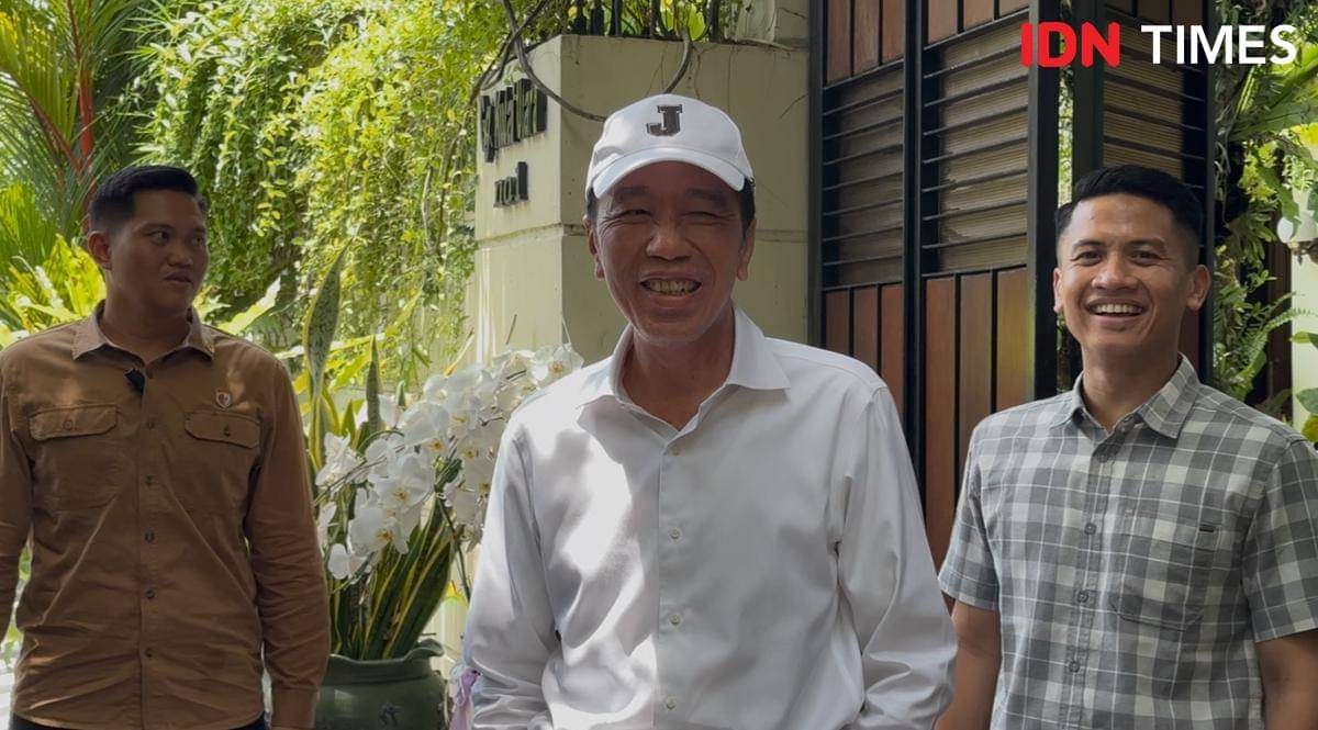 Presiden ke-7 Jokowi memakai topi berinisial huruf J. (IDN Times/Larasati Rey)