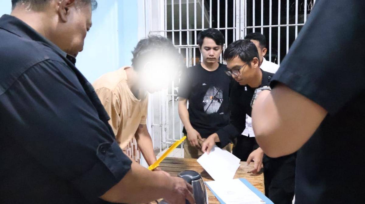 Petugas Lapas Kotabumi dan Polres Lampung Utara memeriksa barang bawaan pelaku YP.