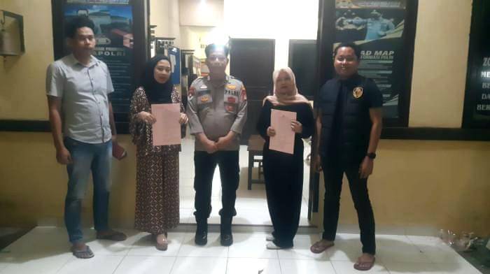 Dua anggota DPRD Takalar, Israwati dan Sri Reski Ulandari, berdiri di depan pintu masuk Kantor Polsek Mappakasunggu, Kecamatan Mappakasunggu, Takalar, Kamis (31/10/2025) usai Polres Takalar menangguhkan penahanan keduanya / Foto : Istimewa.