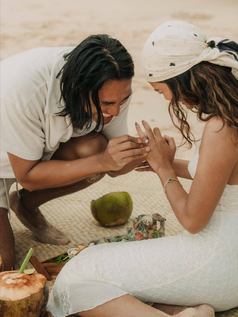 Hana Malasan Dilamar Sean Gelael (instagram.com/hanamalasan)