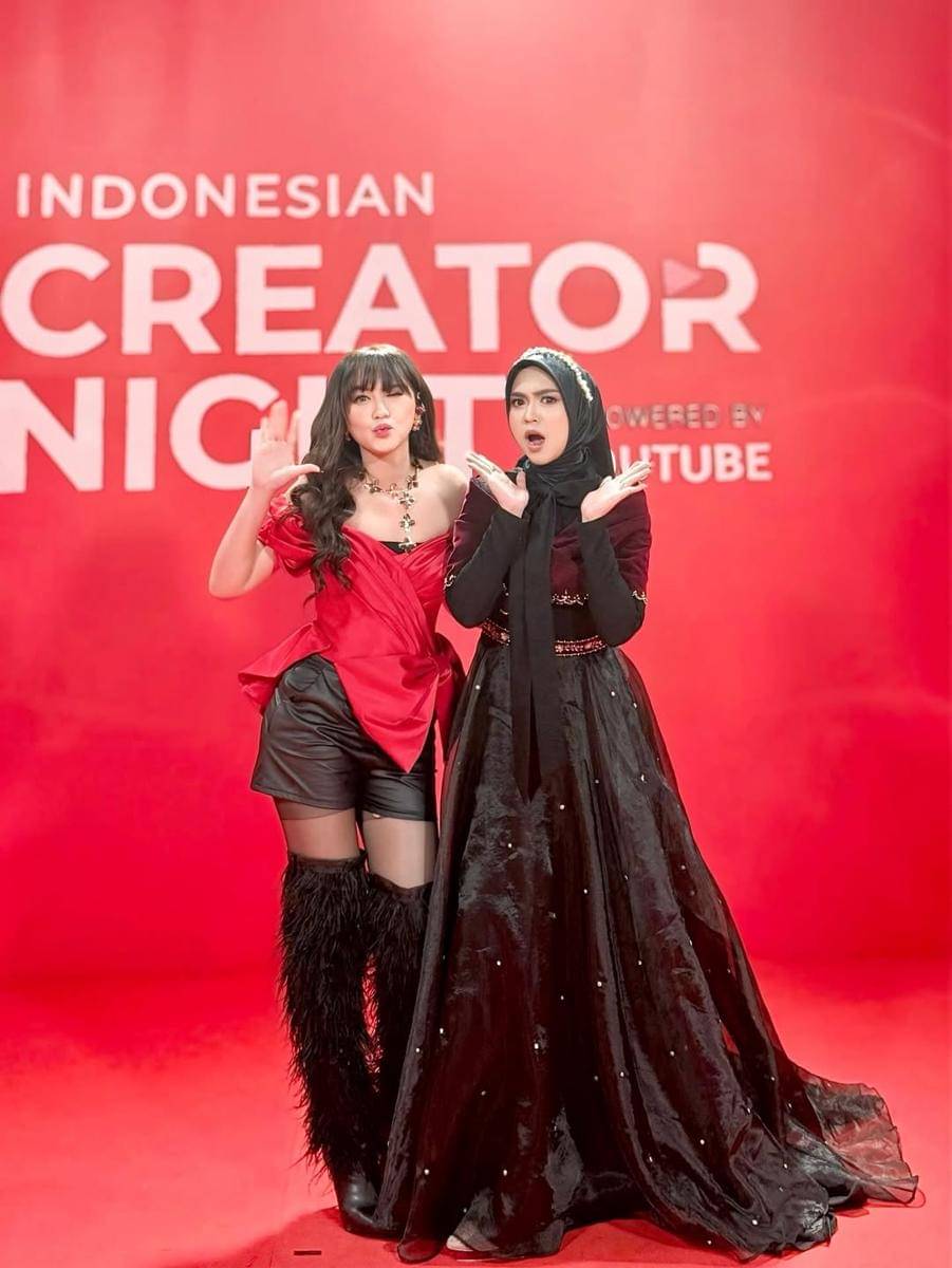 Gaya artis di Indonesian Creator Night 2025. (instagram.com/riaricis1795)