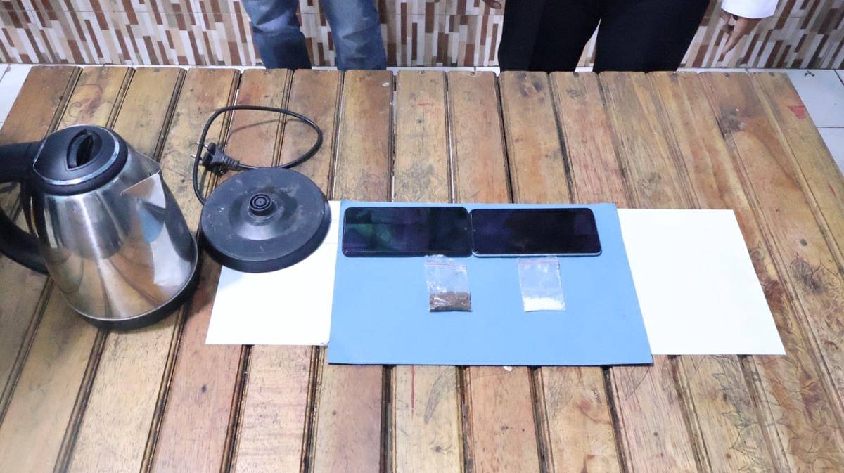 Petugas Lapas Kotabumi dan Polres Lampung Utara memeriksa barang bawaan pelaku YP.