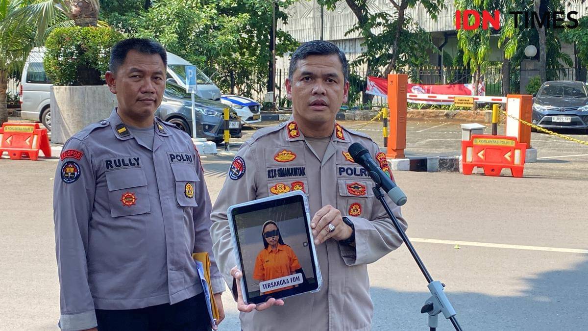 Kasubbid Penmas Bidhumas Polda Metro Jaya, AKBP Reonald memperlihatkan foto Melani Mecimapro berseragam tahanan di Polda Metro, Jumat (31/10/2025). (IDN Times/Irfan Fathruohman)