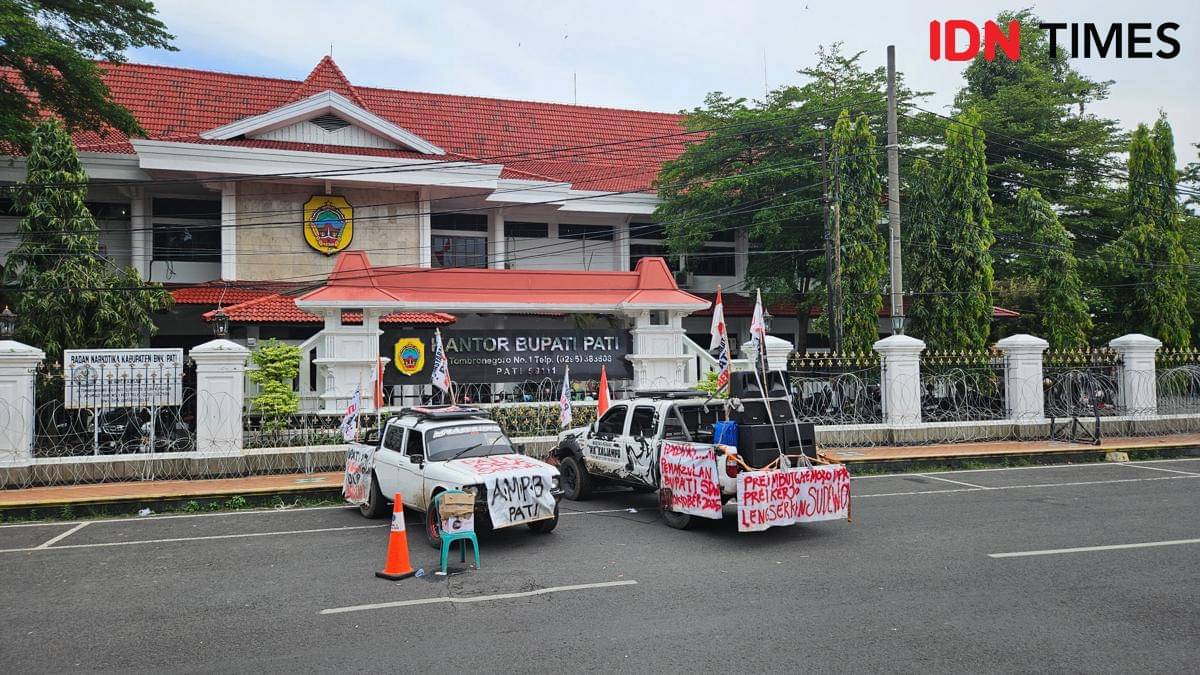 Suasana jelang paripurna hak angket DPRD Pati terhadap kinerja Bupati Sudewo. Aparat keamanan dari Polresta Pati, Polda Jateng dan Polres jajaran diterjunkan untuk mengamankan . (IDN Times/Bandot Arywono)