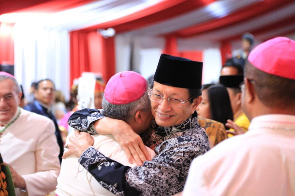 Menteri Agama Nasaruddin Umar (kiri) saat menghadiri Perayaan Dedikasi dan Peresmian Gereja Katolik Katedral Makassar, Kamis (30/10/2025). (dok. Istimewa)