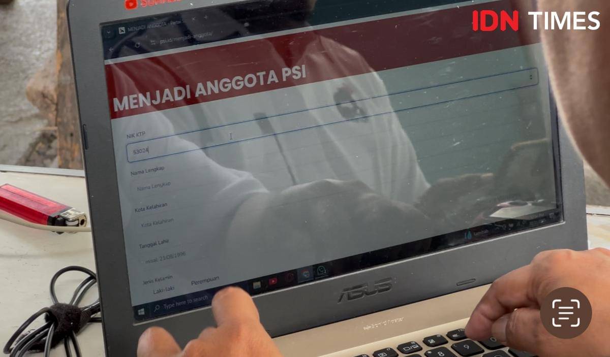 PSI membuka lapak login di depan rumah Jokowi. (IDN Times/Larasati Rey)