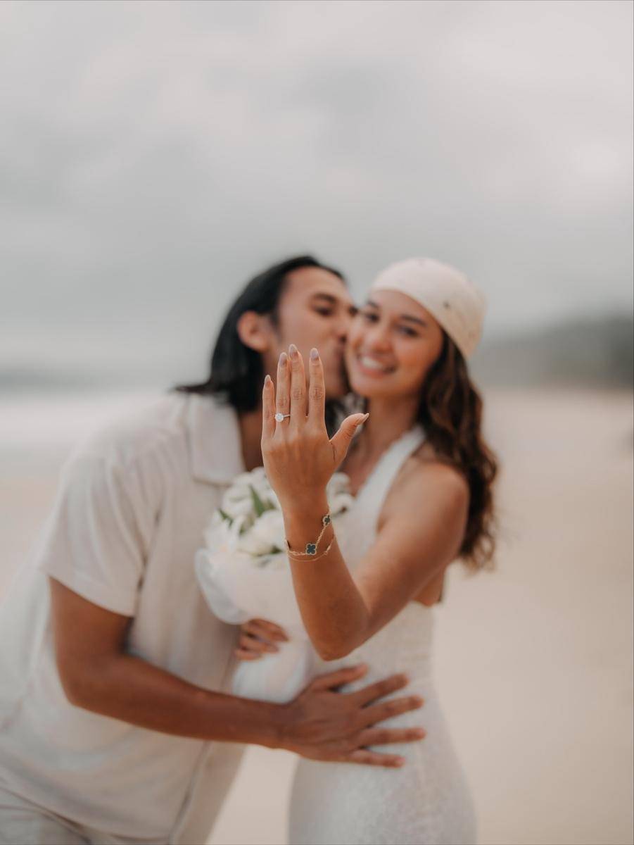 Hana Malasan Dilamar Sean Gelael (instagram.com/hanamalasan)