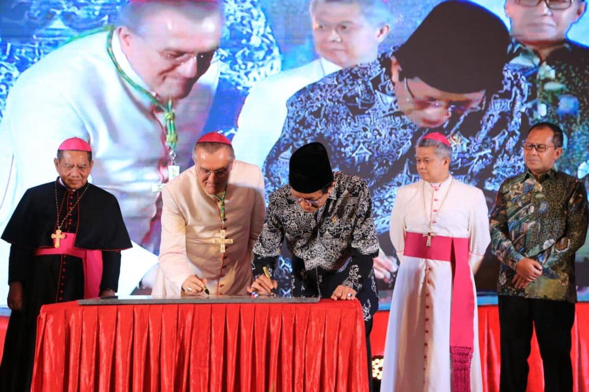 Menteri Agama Nasaruddin Umar (tengah) saat menghadiri Perayaan Dedikasi dan Peresmian Gereja Katolik Katedral Makassar, Kamis (30/10/2025). (dok. Istimewa)