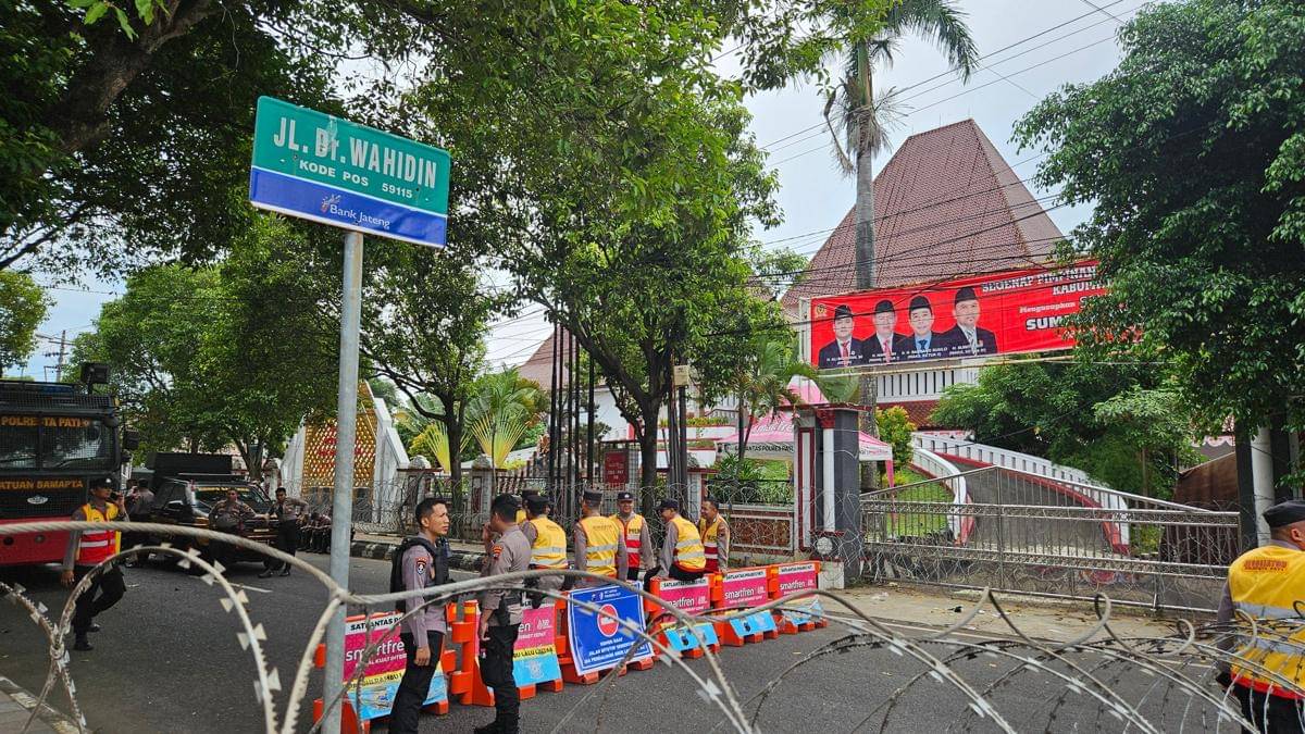 Aparat keamanan dari Polresta Pati, Polda Jateng dan Polres jajaran diterjunkan untuk mengamankan paripurna hak angket DPRD Pati terhadap kinerja Bupati Sudewo. (IDN Times/Bandot Arywono)