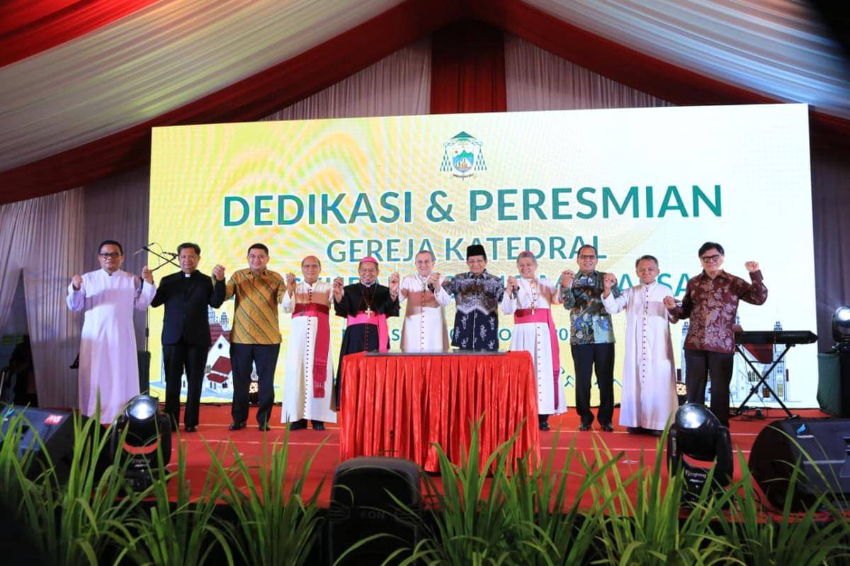 Menteri Agama Nasaruddin Umar (tengah) saat menghadiri Perayaan Dedikasi dan Peresmian Gereja Katolik Katedral Makassar, Kamis (30/10/2025). (dok. Istimewa)