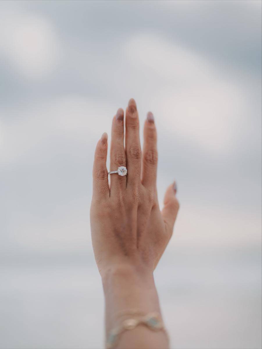 Hana Malasan Dilamar Sean Gelael (instagram.com/hanamalasan)