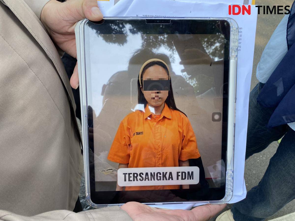 Kasubbid Penmas Bidhumas Polda Metro Jaya, AKBP Reonald memperlihatkan foto Melani Mecimapro berseragam tahanan di Polda Metro, Jumat (31/10/2025). (IDN Times/Irfan Fathurohman)