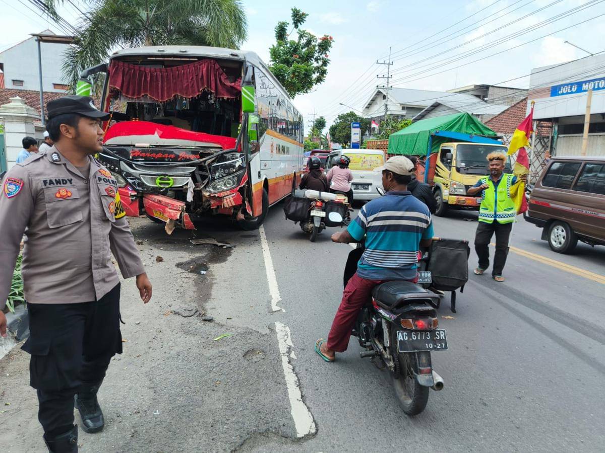 Bus Harapan Jaya yang terlibat kecelakaan di Tulungagung.IDN Times/istimewa
