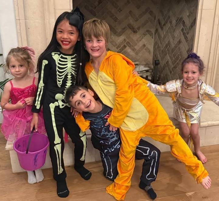 perayaan Halloween Amaira, anak Farah Quinn dan teman di USA